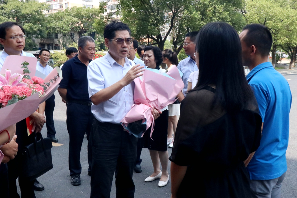省政協副主席湯建人等一行蒞臨市職教中心進行教師節走訪慰問