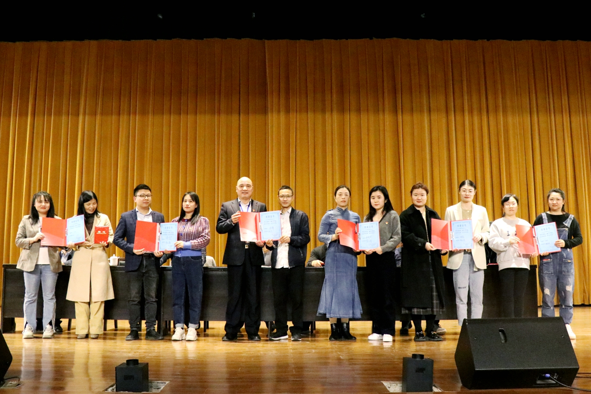 新余市職業(yè)教育中心舉行“黨建+青藍(lán)工程”師徒結(jié)對(duì)儀式