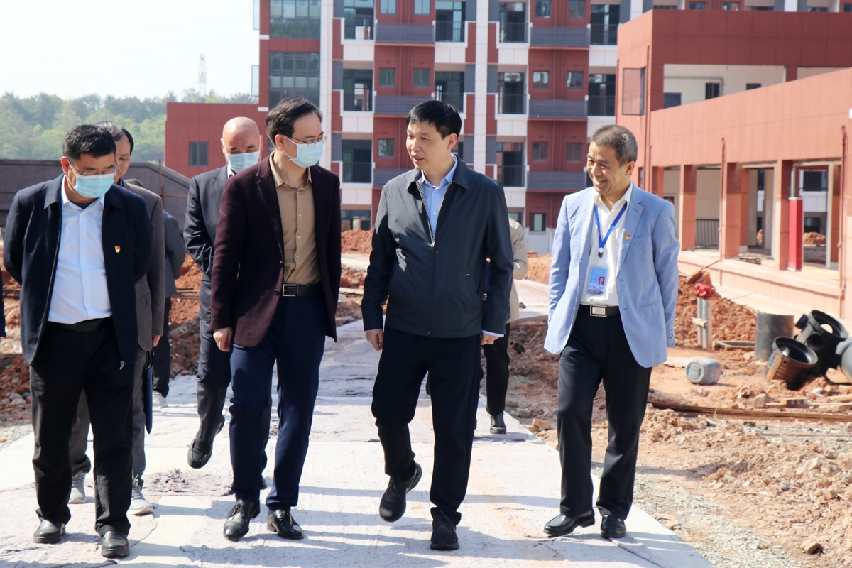 市委常委、宣傳部部長李瑞峰蒞臨市職教中心新校區調研