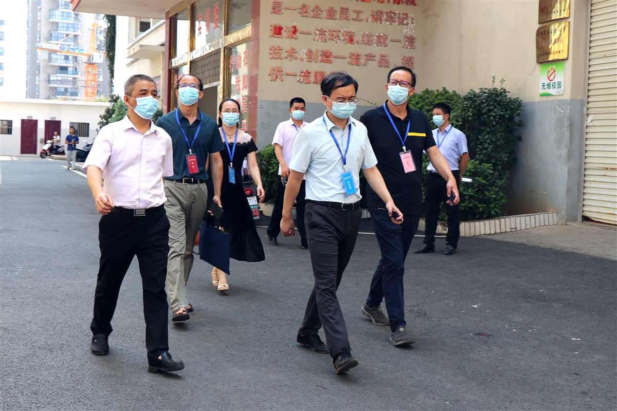 市教育局黨委書記、局長曾先鋒一行到市職教中心視察市中職學校技能大賽工作