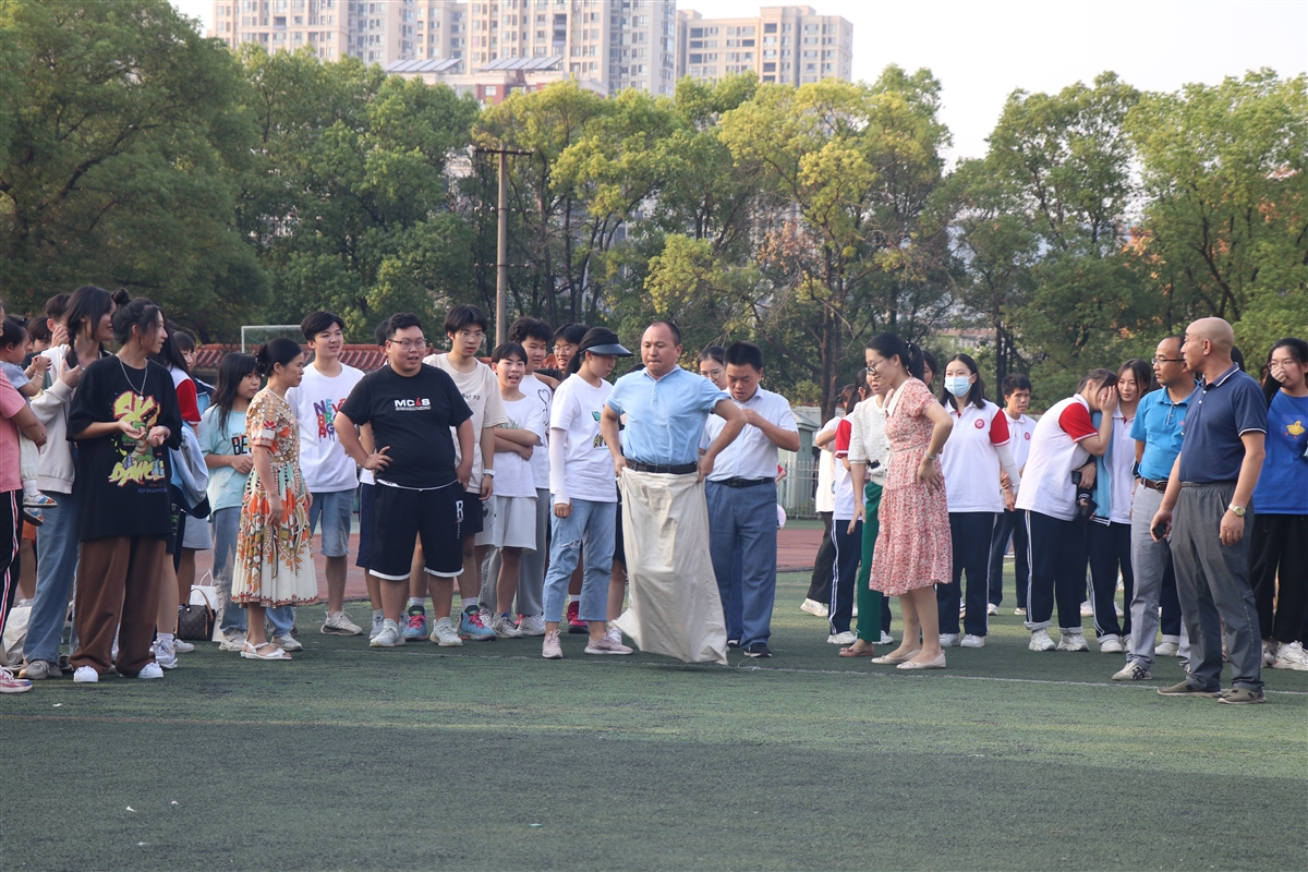 市職教中心舉辦“迎國慶”教職工趣味活動