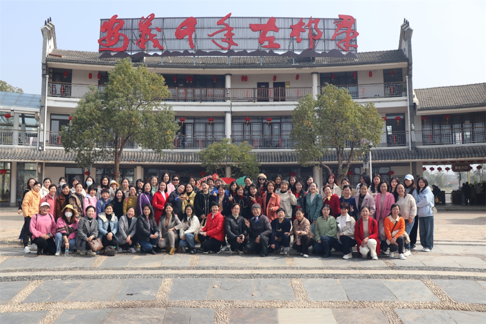 新余市職業(yè)教育中心舉辦三八婦女節(jié)踏青活動